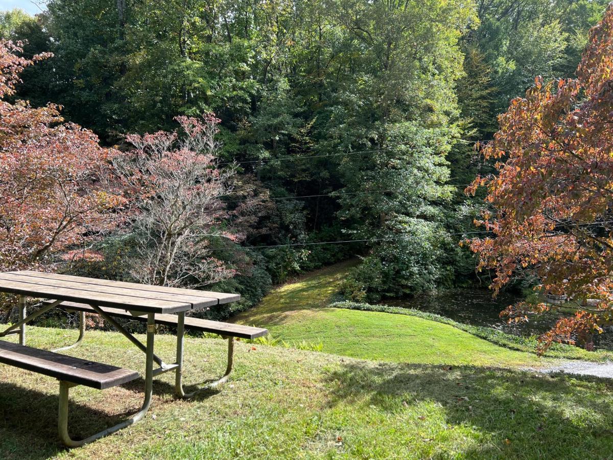 Outland Chalet & Suites Great Smoky Mountains Whittier Luaran gambar