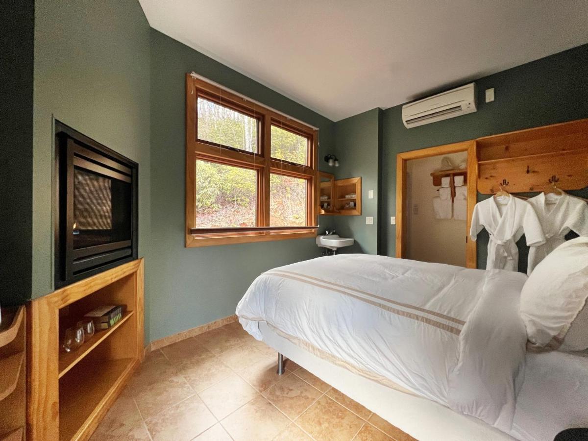 Outland Chalet & Suites Great Smoky Mountains Whittier Bilik gambar